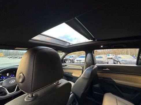 Used 2022 Volkswagen Atlas Cross Sport SE w/ Panoramic Sunroof Package image 16