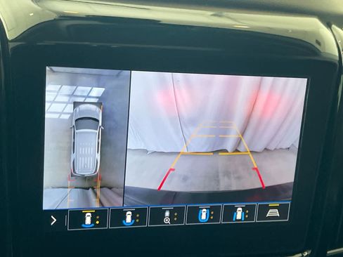 Used 2020 Chevrolet Traverse LT w/ LT Premium Package image 17