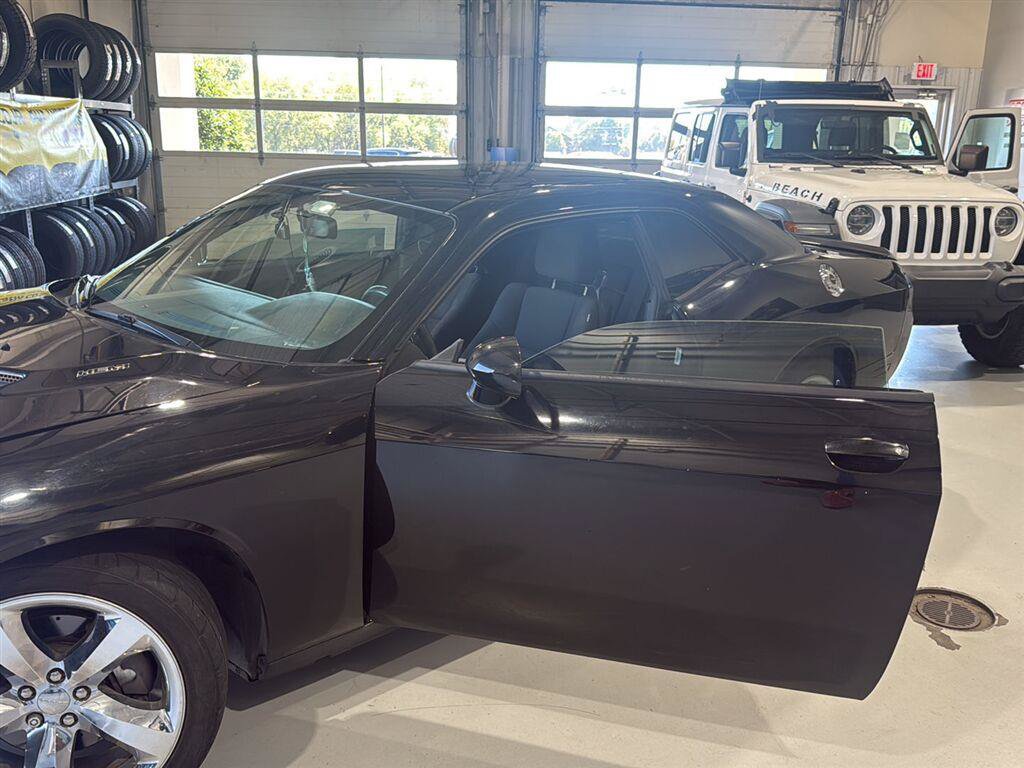 Used 2013 Dodge Challenger R/T RWD image 2