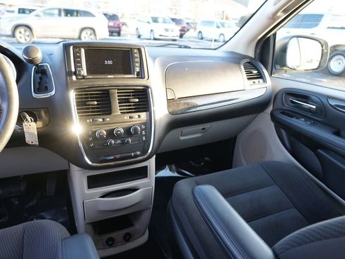 Used 2018 Dodge Grand Caravan SE w/ UConnect Hands-Free Group image 20