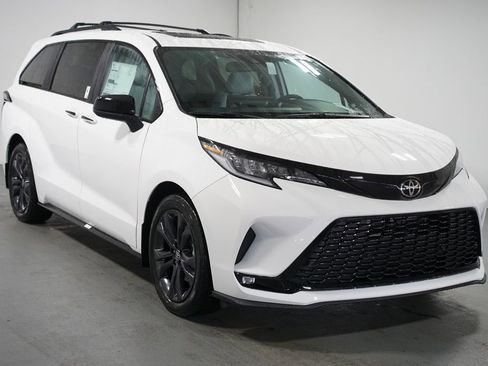 New 2026 Toyota Sienna XSE image 3