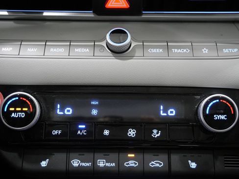 Used 2025 Hyundai Elantra Limited FWD image 20
