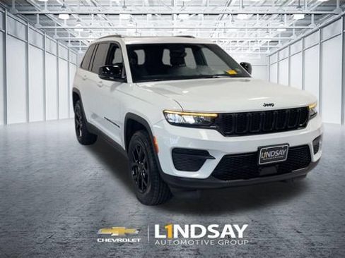 Used 2024 Jeep Grand Cherokee Altitude AWD/4WD image 4