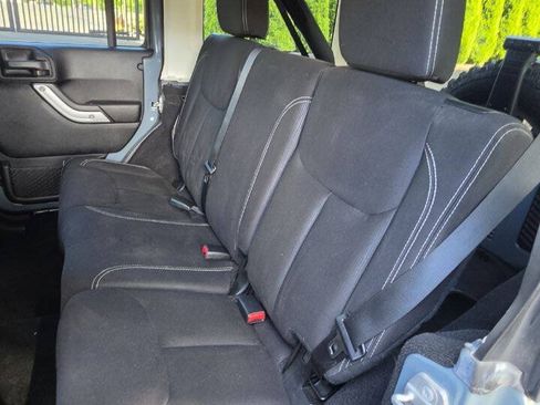 Used 2015 Jeep Wrangler Unlimited Rubicon w/ Connectivity Group AWD/4WD image 13