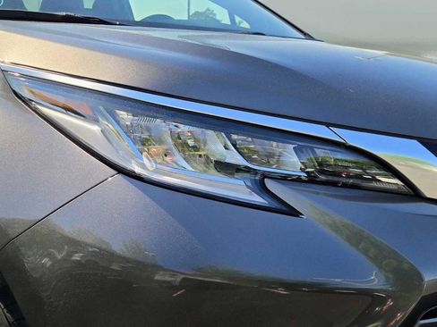 Used 2024 Toyota Sienna Limited FWD image 2