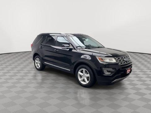 Used 2017 Ford Explorer XLT image 37