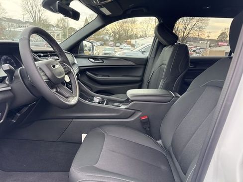 New 2025 Jeep Grand Cherokee L Laredo image 16