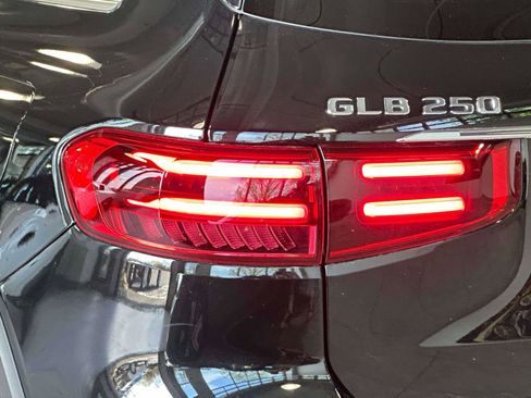 Used 2025 Mercedes-Benz GLB 250 4MATIC image 8