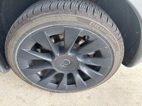 Used 2024 Tesla Model Y Long Range AWD/4WD image 12