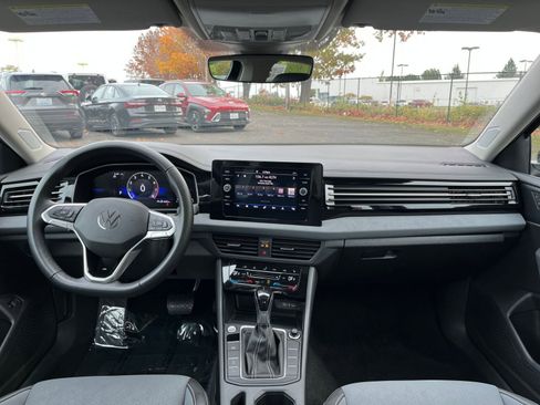 Used 2025 Volkswagen Jetta SE image 33