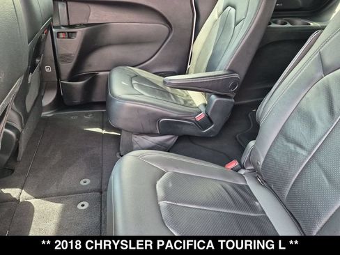 Used 2018 Chrysler Pacifica Touring-L w/ Premium Audio Group FWD image 3