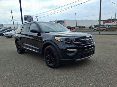 Used 2023 Ford Explorer XLT w/ Equipment Group 202A image 3