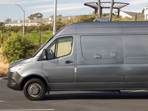 Used 2021 Mercedes-Benz Sprinter 4500 w/ Parking Package image 33