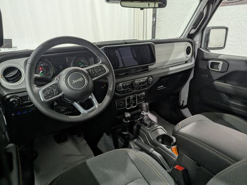 Used 2025 Jeep Wrangler Unlimited Sahara image 14