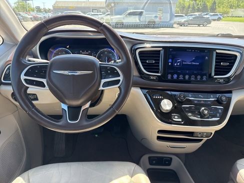 Used 2017 Chrysler Pacifica Touring-L FWD image 9