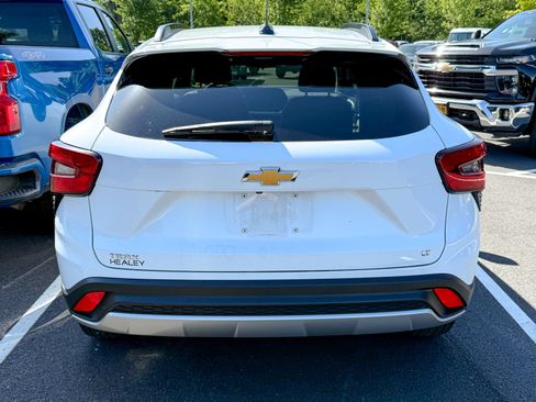 Used 2024 Chevrolet Trax LT w/ Sunroof Package FWD image 5