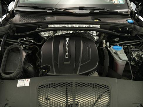 Used 2018 Porsche Macan AWD/4WD image 52