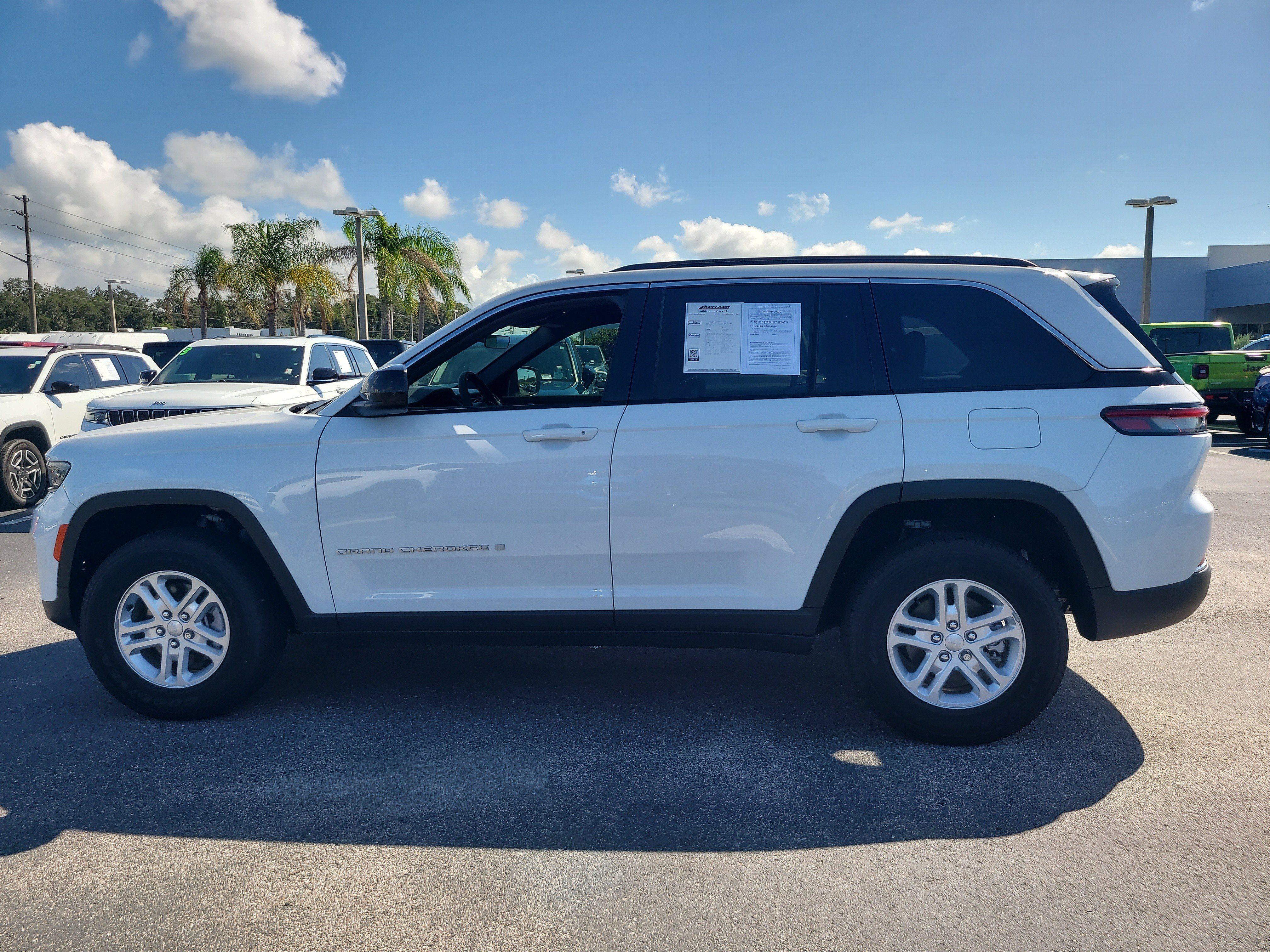 Used 2025 Jeep Grand Cherokee Laredo w/ Luxury Tech Group I RWD image 7