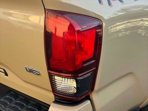 Used 2019 Toyota Tacoma TRD Sport image 7