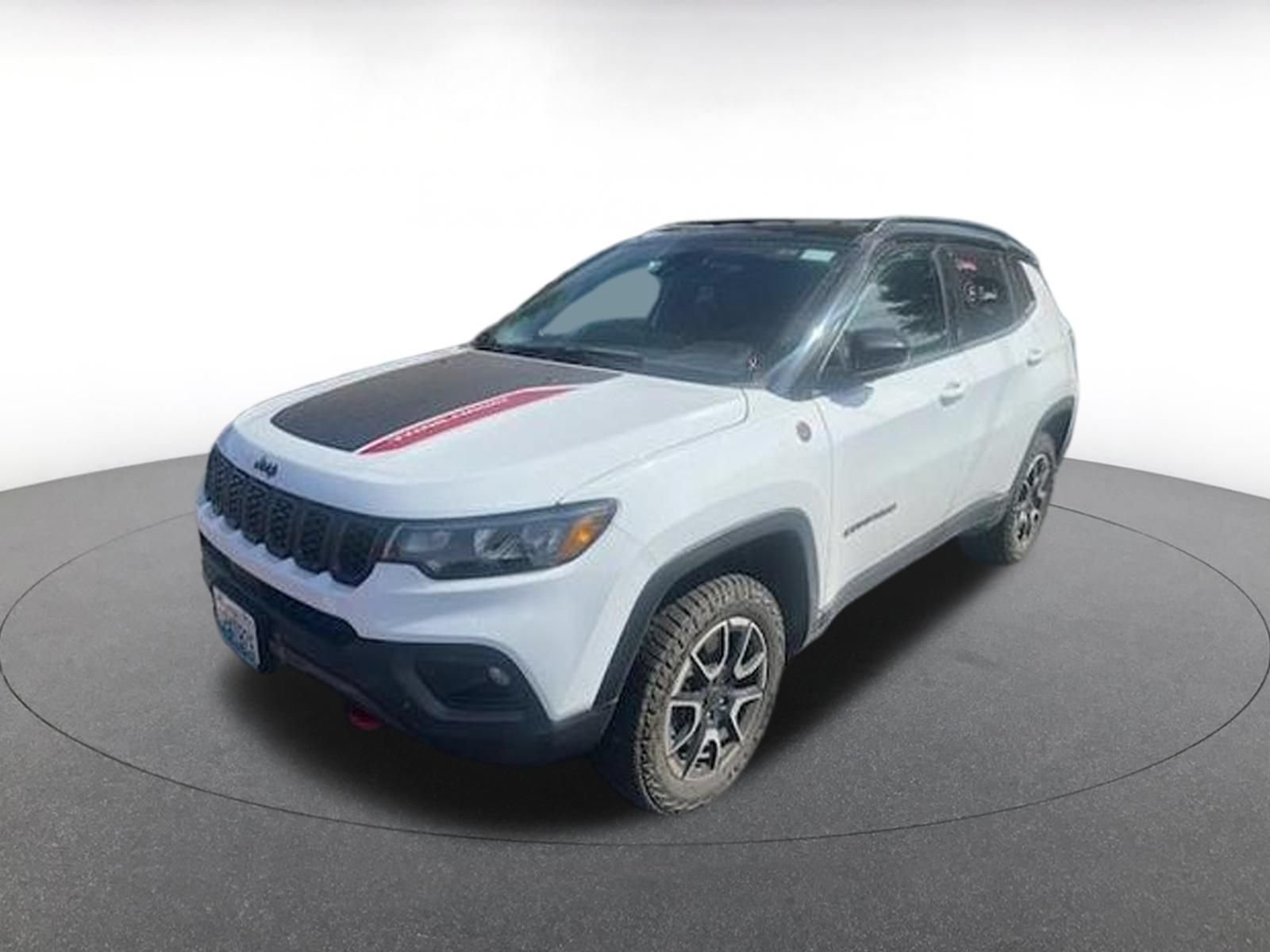 Used 2025 Jeep Compass Trailhawk AWD/4WD image 2