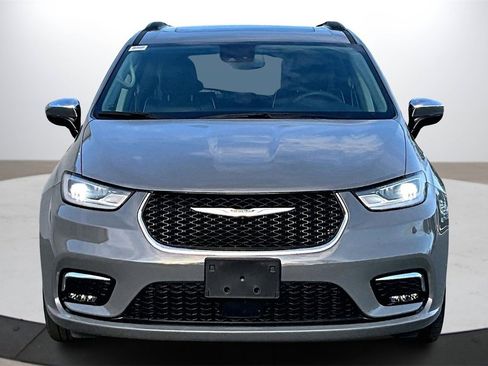 Certified 2023 Chrysler Pacifica Limited image 3