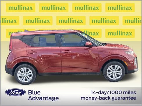 Used 2022 Kia Soul LX image 2