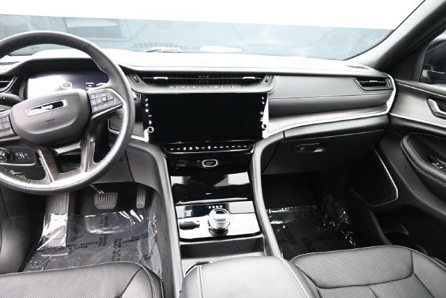 Used 2026 Jeep Grand Cherokee Limited AWD/4WD image 9
