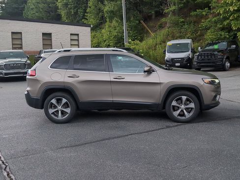 Used 2019 Jeep Cherokee Limited AWD/4WD image 2
