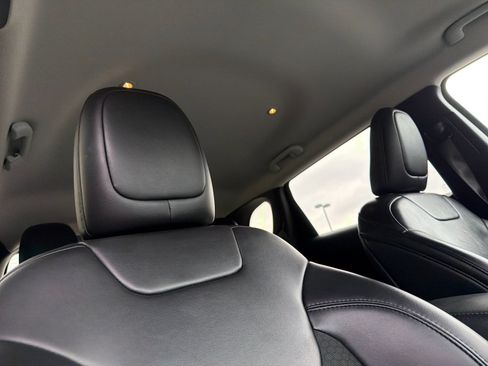 Used 2019 Jeep Cherokee Latitude Plus FWD image 16