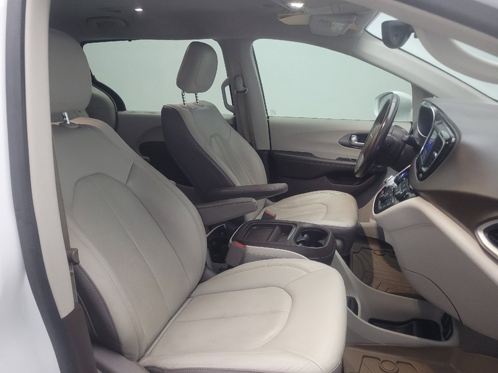 Used 2019 Chrysler Pacifica Touring-L FWD image 21