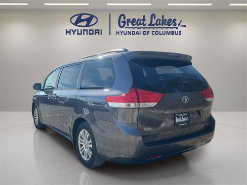 Used 2012 Toyota Sienna XLE w/ Entertainment Pkg image 3