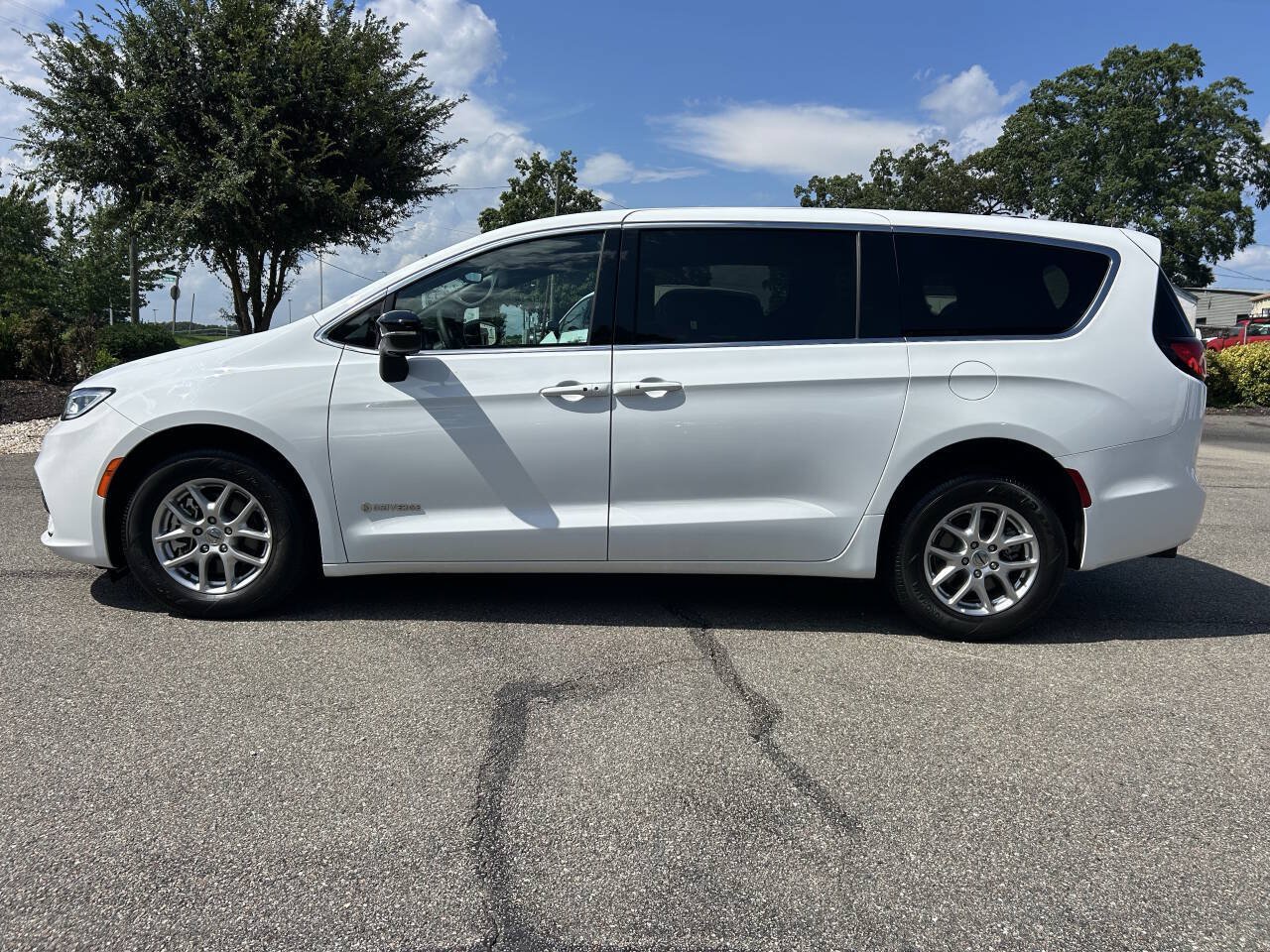 Used 2024 Chrysler Pacifica Touring FWD image 11