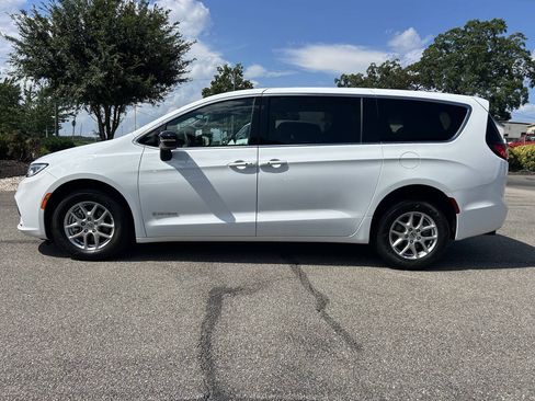 Used 2024 Chrysler Pacifica Touring FWD image 11