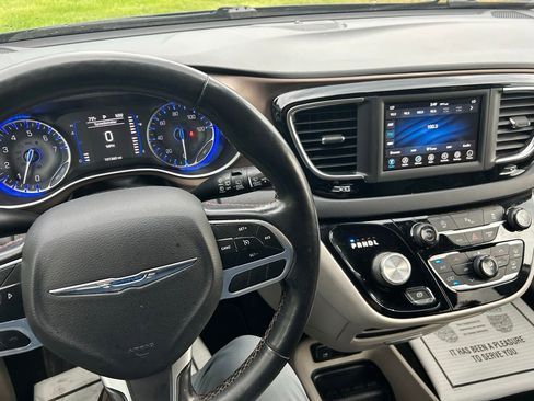 Used 2019 Chrysler Pacifica Touring-L w/ Tire & Wheel Group FWD image 18