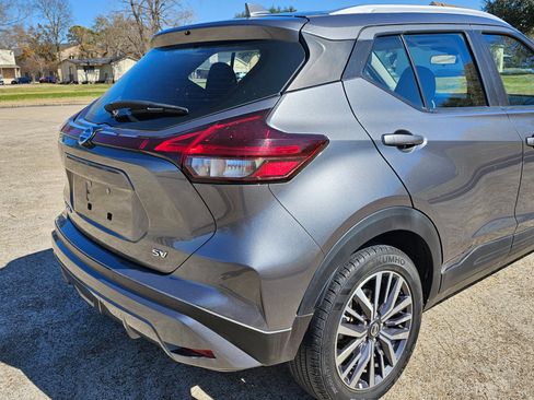 Used 2021 Nissan Kicks SV image 11