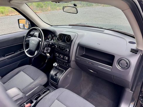 Used 2010 Jeep Patriot Latitude AWD/4WD image 13