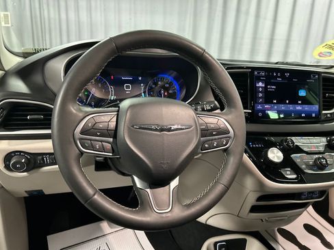 Used 2024 Chrysler Pacifica Touring-L image 15