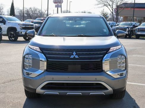 Used 2022 Mitsubishi Outlander SE image 2