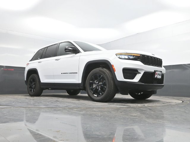 Used 2025 Jeep Grand Cherokee Altitude AWD/4WD image 46