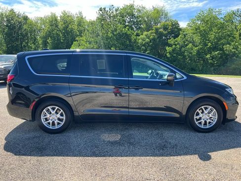 Used 2023 Chrysler Pacifica Touring-L FWD image 6