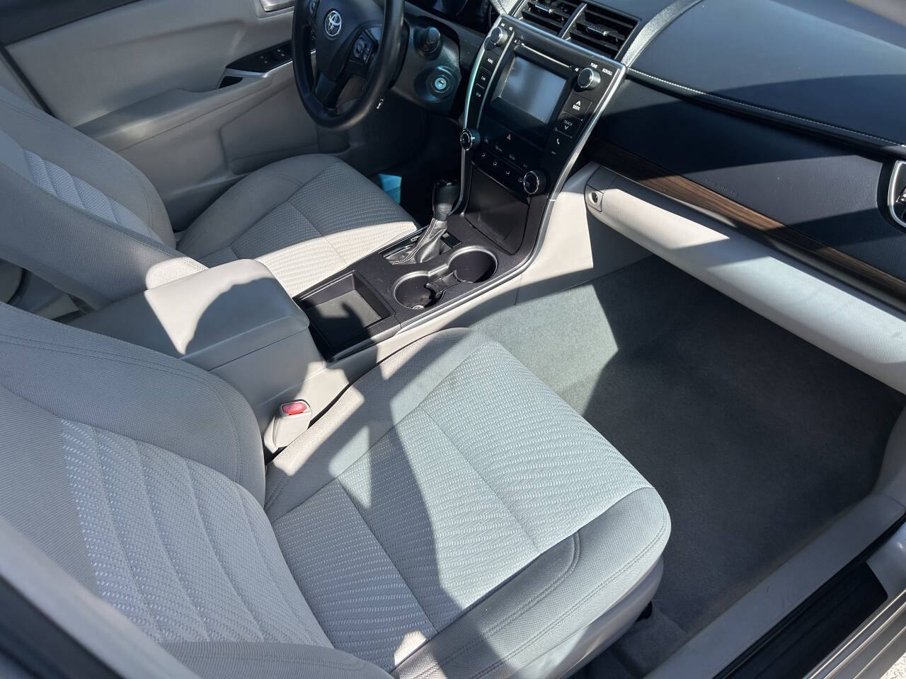 Used 2017 Toyota Camry LE FWD image 18