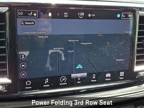 Used 2023 Chrysler Pacifica Limited w/ Uconnect Theater Family Group FWD image 26