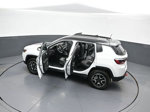 Used 2025 Jeep Compass Trailhawk AWD/4WD image 43