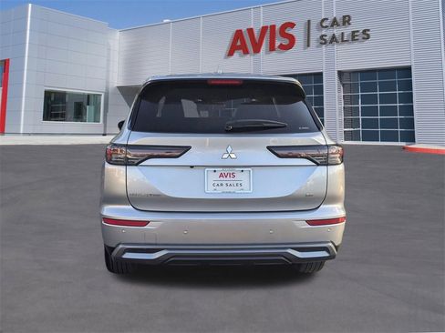 Used 2025 Mitsubishi Outlander SE image 9