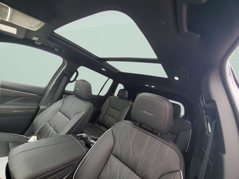 Used 2025 Buick Enclave Avenir FWD image 17