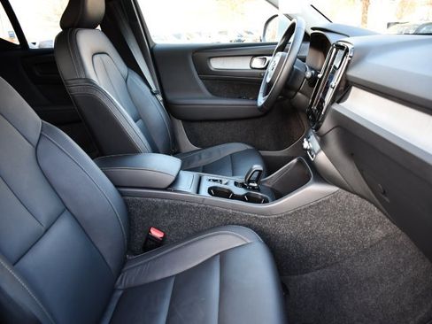 Certified 2025 Volvo XC40 B5 Core image 28