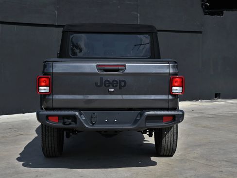 Used 2024 Jeep Gladiator Sport AWD/4WD image 5