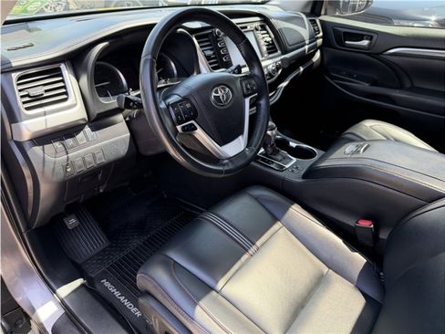 Used 2019 Toyota Highlander SE FWD image 18