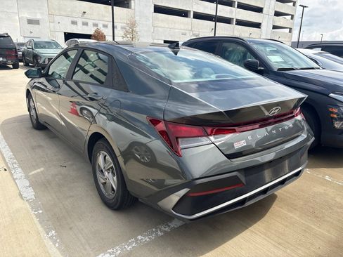Used 2024 Hyundai Elantra SE FWD image 6