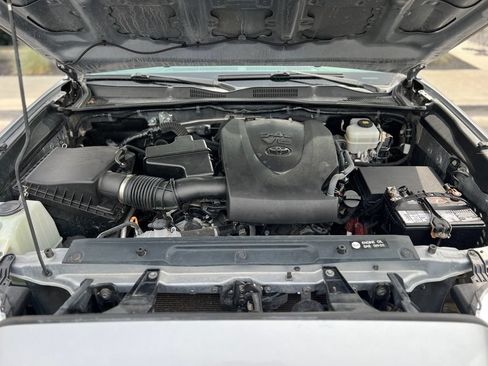 Used 2018 Toyota Tacoma TRD Off-Road AWD/4WD image 10